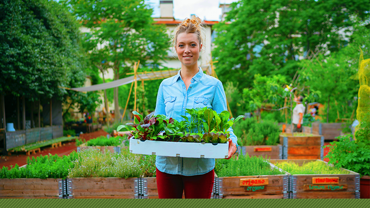 Espaço verde com práticas de sustentabilidade e uso de materiais reciclados.